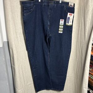 Wrangler Men's Dark Blue Regular fit and has comfort flex waistband 48x30